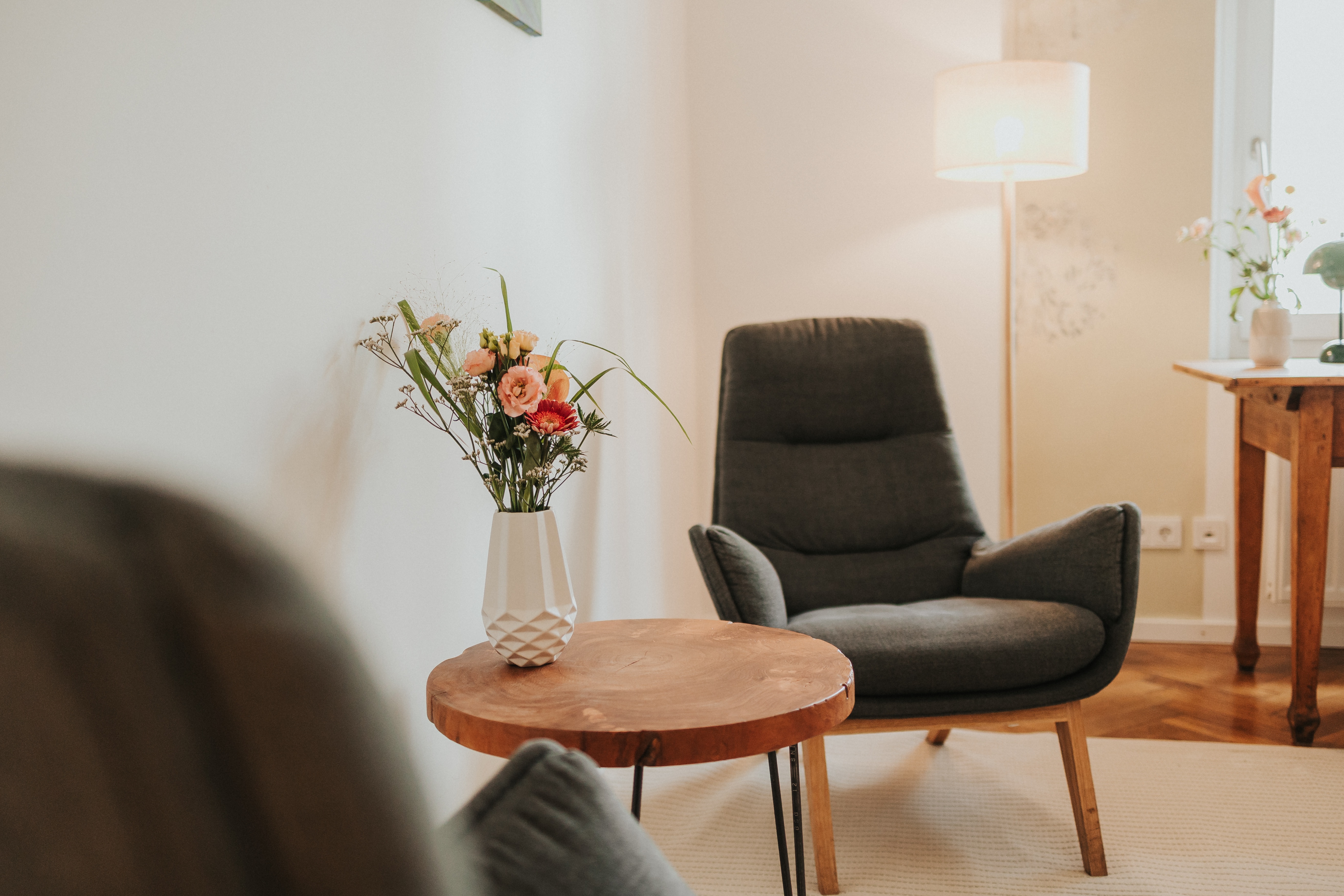 Einladender Therapieraum der Praxis Carolin Goehl in München Giesing